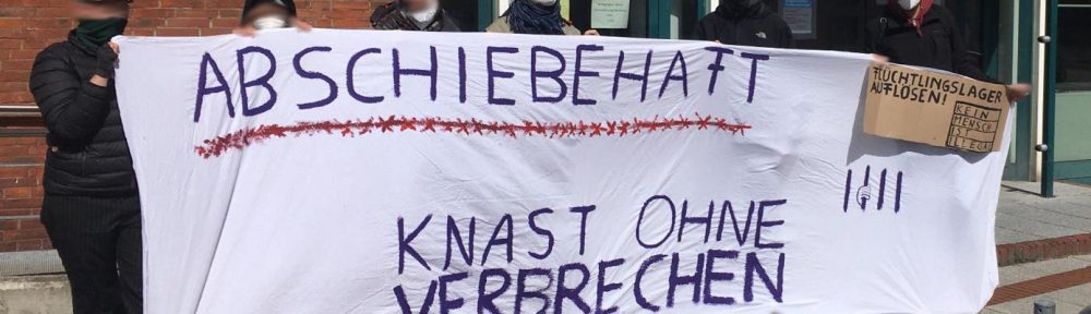 Menschen halten ein Banner "Abschiebehaft - Knast ohne Verbrechen"
