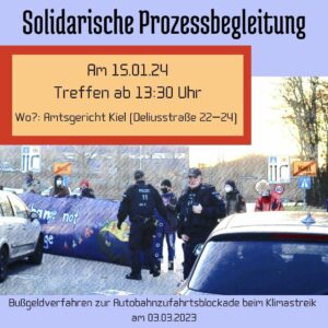 Solidarische Prozessbegleitung - Termin aus Begleittext, im Hintergrund Bild von einer Straßenblockade mit Transparenten, stehenden Polizisten und davor haltenden PKW